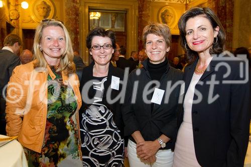 (C) fotodienst.at /Anna Rauchenberger  - Wien, 01.06.2011 –  Heute lud das Wirtschaftsforum der Führungskräfte (WdF) zur Generalversammlung ins Haus der Industrie. Im Rahmen der Veranstaltung wurden die Agenden des scheidenden Vorsitzenden an den neuen Vorsitzenden übergeben. Das WdF wurde 1979 gegründet und vertritt die Anliegen der österreichischen Führungskräfte, unter anderem als Vertreter im eurpäischen Dachverband Confédération Européenne des Cadres (CEC). Dem unabhängigen Verein gehören bundesweit knapp 2800 ManagerInnen an.