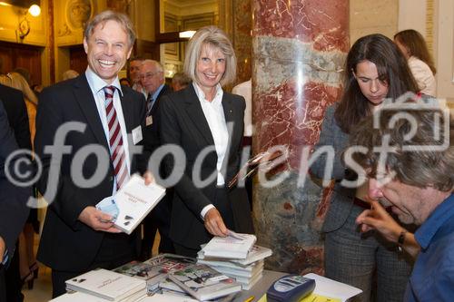 (C) fotodienst.at /Anna Rauchenberger  - Wien, 01.06.2011 –  Heute lud das Wirtschaftsforum der Führungskräfte (WdF) zur Generalversammlung ins Haus der Industrie. Im Rahmen der Veranstaltung wurden die Agenden des scheidenden Vorsitzenden an den neuen Vorsitzenden übergeben. Das WdF wurde 1979 gegründet und vertritt die Anliegen der österreichischen Führungskräfte, unter anderem als Vertreter im eurpäischen Dachverband Confédération Européenne des Cadres (CEC). Dem unabhängigen Verein gehören bundesweit knapp 2800 ManagerInnen an.