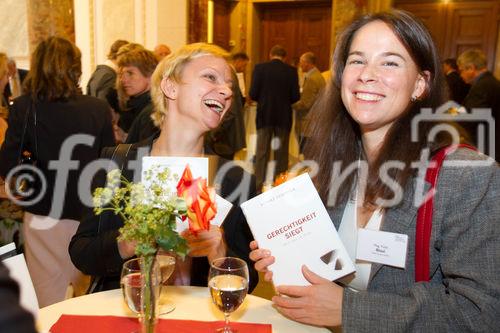 (C) fotodienst.at /Anna Rauchenberger  - Wien, 01.06.2011 –  Heute lud das Wirtschaftsforum der Führungskräfte (WdF) zur Generalversammlung ins Haus der Industrie. Im Rahmen der Veranstaltung wurden die Agenden des scheidenden Vorsitzenden an den neuen Vorsitzenden übergeben. Das WdF wurde 1979 gegründet und vertritt die Anliegen der österreichischen Führungskräfte, unter anderem als Vertreter im eurpäischen Dachverband Confédération Européenne des Cadres (CEC). Dem unabhängigen Verein gehören bundesweit knapp 2800 ManagerInnen an.