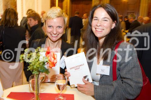 (C) fotodienst.at /Anna Rauchenberger  - Wien, 01.06.2011 –  Heute lud das Wirtschaftsforum der Führungskräfte (WdF) zur Generalversammlung ins Haus der Industrie. Im Rahmen der Veranstaltung wurden die Agenden des scheidenden Vorsitzenden an den neuen Vorsitzenden übergeben. Das WdF wurde 1979 gegründet und vertritt die Anliegen der österreichischen Führungskräfte, unter anderem als Vertreter im eurpäischen Dachverband Confédération Européenne des Cadres (CEC). Dem unabhängigen Verein gehören bundesweit knapp 2800 ManagerInnen an.