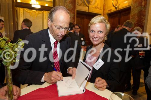 (C) fotodienst.at /Anna Rauchenberger  - Wien, 01.06.2011 –  Heute lud das Wirtschaftsforum der Führungskräfte (WdF) zur Generalversammlung ins Haus der Industrie. Im Rahmen der Veranstaltung wurden die Agenden des scheidenden Vorsitzenden an den neuen Vorsitzenden übergeben. Das WdF wurde 1979 gegründet und vertritt die Anliegen der österreichischen Führungskräfte, unter anderem als Vertreter im eurpäischen Dachverband Confédération Européenne des Cadres (CEC). Dem unabhängigen Verein gehören bundesweit knapp 2800 ManagerInnen an. FOTO: Dr. Rudolf Taschner, Mathematiker, Wissenschafter, Autor (li) beim Signieren seiner Bücher