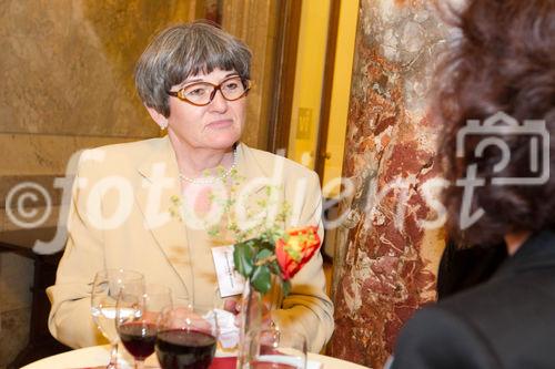 (C) fotodienst.at /Anna Rauchenberger  - Wien, 01.06.2011 –  Heute lud das Wirtschaftsforum der Führungskräfte (WdF) zur Generalversammlung ins Haus der Industrie. Im Rahmen der Veranstaltung wurden die Agenden des scheidenden Vorsitzenden an den neuen Vorsitzenden übergeben. Das WdF wurde 1979 gegründet und vertritt die Anliegen der österreichischen Führungskräfte, unter anderem als Vertreter im eurpäischen Dachverband Confédération Européenne des Cadres (CEC). Dem unabhängigen Verein gehören bundesweit knapp 2800 ManagerInnen an.