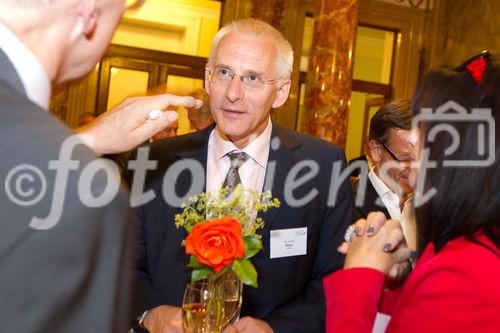 (C) fotodienst.at /Anna Rauchenberger  - Wien, 01.06.2011 –  Heute lud das Wirtschaftsforum der Führungskräfte (WdF) zur Generalversammlung ins Haus der Industrie. Im Rahmen der Veranstaltung wurden die Agenden des scheidenden Vorsitzenden an den neuen Vorsitzenden übergeben. Das WdF wurde 1979 gegründet und vertritt die Anliegen der österreichischen Führungskräfte, unter anderem als Vertreter im eurpäischen Dachverband Confédération Européenne des Cadres (CEC). Dem unabhängigen Verein gehören bundesweit knapp 2800 ManagerInnen an.