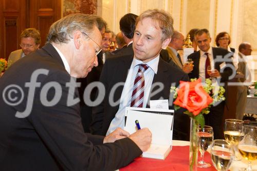 (C) fotodienst.at /Anna Rauchenberger  - Wien, 01.06.2011 –  Heute lud das Wirtschaftsforum der Führungskräfte (WdF) zur Generalversammlung ins Haus der Industrie. Im Rahmen der Veranstaltung wurden die Agenden des scheidenden Vorsitzenden an den neuen Vorsitzenden übergeben. Das WdF wurde 1979 gegründet und vertritt die Anliegen der österreichischen Führungskräfte, unter anderem als Vertreter im eurpäischen Dachverband Confédération Européenne des Cadres (CEC). Dem unabhängigen Verein gehören bundesweit knapp 2800 ManagerInnen an.