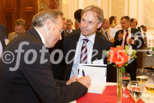 (C) fotodienst.at /Anna Rauchenberger  - Wien, 01.06.2011 –  Heute lud das Wirtschaftsforum der Führungskräfte (WdF) zur Generalversammlung ins Haus der Industrie. Im Rahmen der Veranstaltung wurden die Agenden des scheidenden Vorsitzenden an den neuen Vorsitzenden übergeben. Das WdF wurde 1979 gegründet und vertritt die Anliegen der österreichischen Führungskräfte, unter anderem als Vertreter im eurpäischen Dachverband Confédération Européenne des Cadres (CEC). Dem unabhängigen Verein gehören bundesweit knapp 2800 ManagerInnen an.