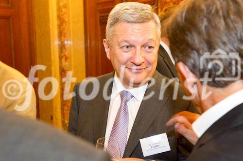 (C) fotodienst.at /Anna Rauchenberger  - Wien, 01.06.2011 –  Heute lud das Wirtschaftsforum der Führungskräfte (WdF) zur Generalversammlung ins Haus der Industrie. Im Rahmen der Veranstaltung wurden die Agenden des scheidenden Vorsitzenden an den neuen Vorsitzenden übergeben. Das WdF wurde 1979 gegründet und vertritt die Anliegen der österreichischen Führungskräfte, unter anderem als Vertreter im eurpäischen Dachverband Confédération Européenne des Cadres (CEC). Dem unabhängigen Verein gehören bundesweit knapp 2800 ManagerInnen an.