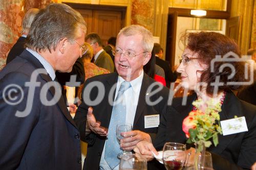 (C) fotodienst.at /Anna Rauchenberger  - Wien, 01.06.2011 –  Heute lud das Wirtschaftsforum der Führungskräfte (WdF) zur Generalversammlung ins Haus der Industrie. Im Rahmen der Veranstaltung wurden die Agenden des scheidenden Vorsitzenden an den neuen Vorsitzenden übergeben. Das WdF wurde 1979 gegründet und vertritt die Anliegen der österreichischen Führungskräfte, unter anderem als Vertreter im eurpäischen Dachverband Confédération Européenne des Cadres (CEC). Dem unabhängigen Verein gehören bundesweit knapp 2800 ManagerInnen an.