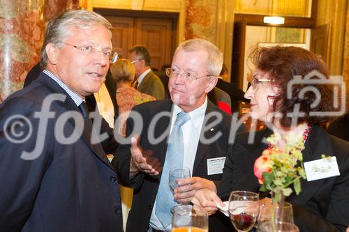 (C) fotodienst.at /Anna Rauchenberger  - Wien, 01.06.2011 –  Heute lud das Wirtschaftsforum der Führungskräfte (WdF) zur Generalversammlung ins Haus der Industrie. Im Rahmen der Veranstaltung wurden die Agenden des scheidenden Vorsitzenden an den neuen Vorsitzenden übergeben. Das WdF wurde 1979 gegründet und vertritt die Anliegen der österreichischen Führungskräfte, unter anderem als Vertreter im eurpäischen Dachverband Confédération Européenne des Cadres (CEC). Dem unabhängigen Verein gehören bundesweit knapp 2800 ManagerInnen an.