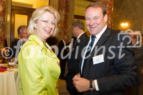 (C) fotodienst.at /Anna Rauchenberger  - Wien, 01.06.2011 –  Heute lud das Wirtschaftsforum der Führungskräfte (WdF) zur Generalversammlung ins Haus der Industrie. Im Rahmen der Veranstaltung wurden die Agenden des scheidenden Vorsitzenden an den neuen Vorsitzenden übergeben. Das WdF wurde 1979 gegründet und vertritt die Anliegen der österreichischen Führungskräfte, unter anderem als Vertreter im eurpäischen Dachverband Confédération Européenne des Cadres (CEC). Dem unabhängigen Verein gehören bundesweit knapp 2800 ManagerInnen an.