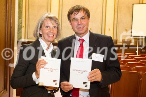 (C) fotodienst.at /Anna Rauchenberger  - Wien, 01.06.2011 –  Heute lud das Wirtschaftsforum der Führungskräfte (WdF) zur Generalversammlung ins Haus der Industrie. Im Rahmen der Veranstaltung wurden die Agenden des scheidenden Vorsitzenden an den neuen Vorsitzenden übergeben. Das WdF wurde 1979 gegründet und vertritt die Anliegen der österreichischen Führungskräfte, unter anderem als Vertreter im eurpäischen Dachverband Confédération Européenne des Cadres (CEC). Dem unabhängigen Verein gehören bundesweit knapp 2800 ManagerInnen an.