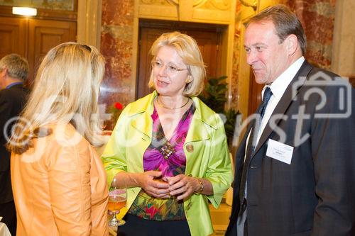 (C) fotodienst.at /Anna Rauchenberger  - Wien, 01.06.2011 –  Heute lud das Wirtschaftsforum der Führungskräfte (WdF) zur Generalversammlung ins Haus der Industrie. Im Rahmen der Veranstaltung wurden die Agenden des scheidenden Vorsitzenden an den neuen Vorsitzenden übergeben. Das WdF wurde 1979 gegründet und vertritt die Anliegen der österreichischen Führungskräfte, unter anderem als Vertreter im eurpäischen Dachverband Confédération Européenne des Cadres (CEC). Dem unabhängigen Verein gehören bundesweit knapp 2800 ManagerInnen an.