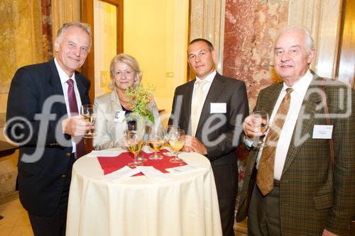 (C) fotodienst.at /Anna Rauchenberger  - Wien, 01.06.2011 –  Heute lud das Wirtschaftsforum der Führungskräfte (WdF) zur Generalversammlung ins Haus der Industrie. Im Rahmen der Veranstaltung wurden die Agenden des scheidenden Vorsitzenden an den neuen Vorsitzenden übergeben. Das WdF wurde 1979 gegründet und vertritt die Anliegen der österreichischen Führungskräfte, unter anderem als Vertreter im eurpäischen Dachverband Confédération Européenne des Cadres (CEC). Dem unabhängigen Verein gehören bundesweit knapp 2800 ManagerInnen an.