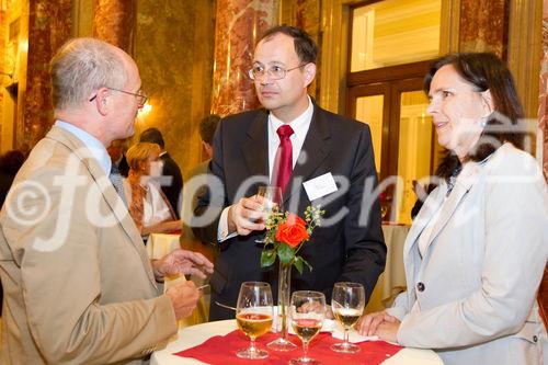 (C) fotodienst.at /Anna Rauchenberger  - Wien, 01.06.2011 –  Heute lud das Wirtschaftsforum der Führungskräfte (WdF) zur Generalversammlung ins Haus der Industrie. Im Rahmen der Veranstaltung wurden die Agenden des scheidenden Vorsitzenden an den neuen Vorsitzenden übergeben. Das WdF wurde 1979 gegründet und vertritt die Anliegen der österreichischen Führungskräfte, unter anderem als Vertreter im eurpäischen Dachverband Confédération Européenne des Cadres (CEC). Dem unabhängigen Verein gehören bundesweit knapp 2800 ManagerInnen an.