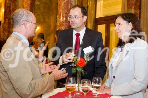 (C) fotodienst.at /Anna Rauchenberger  - Wien, 01.06.2011 –  Heute lud das Wirtschaftsforum der Führungskräfte (WdF) zur Generalversammlung ins Haus der Industrie. Im Rahmen der Veranstaltung wurden die Agenden des scheidenden Vorsitzenden an den neuen Vorsitzenden übergeben. Das WdF wurde 1979 gegründet und vertritt die Anliegen der österreichischen Führungskräfte, unter anderem als Vertreter im eurpäischen Dachverband Confédération Européenne des Cadres (CEC). Dem unabhängigen Verein gehören bundesweit knapp 2800 ManagerInnen an.