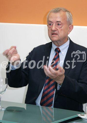 (C) fotodienst/Anna Rauchenberger - Wien 23.06.2006 - Das neue Probiotikum 'Dropchen' unterstützt die Entwicklung der Darmflora von Kleinkindern wodurch Kinder sich wohler fühlen und ruhiger schlafen. FOTO: Univ.-Prof. Dr. Frank M. Unger (Lt. Forschung und Entwicklung HSO-Pharma Ges. mbH).