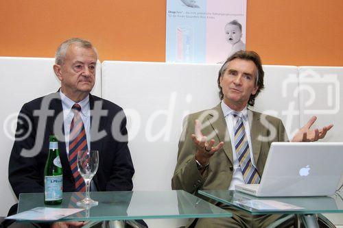 (C) fotodienst/Anna Rauchenberger - Wien 23.06.2006 - Das neue Probiotikum 'Dropchen' unterstützt die Entwicklung der Darmflora von Kleinkindern wodurch Kinder sich wohler fühlen und ruhiger schlafen. FOTO v.l.: Univ.-Prof. Dr. Frank M. Unger (Lt. Forschung und Entwicklung HSO-Pharma Ges.mbH), Prim. Univ.-Prof. Dr. Karl Zwiauer (LKH-St. Pölten, Lt. Kinderabteilung).
