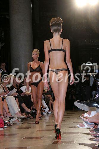 (C) fotodienst/Anna Rauchenberger - Wien 11.07.2006 - Die neue Wolford Collection Frühling/Sommer 2007 zeigt einen guten Mix aus Blusen, Tops, Westen, Hosen, Wäsche und Accessoires. FOTO/PHOTO: Models präsentieren die neue Wolford Collection. Models showing the new Wolford collection.