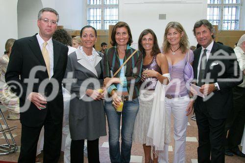 (C) fotodienst/Anna Rauchenberger - Wien 11.07.2006 - Die neue Wolford Collection Frühling/Sommer 2007 zeigt einen guten Mix aus Blusen, Tops, Westen, Hosen, Wäsche und Accessoires. FOTO/PHOTO v.l.: Holger Dahmen (CEO Wolford AG), vier italienische Wolford-Ladies und Dr. Roberto Geronzi.