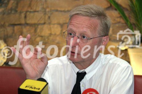 (C) fotodienst/Anna Rauchenberger - Wien 27.06.2006 - Der Österreichische Musikfonds ist eine Initiative zur Förderung professioneller Österreichischer Musikproduktionen. Nun feiert er sein einjähriges Bestehen. FOTO: Staatssekretär Franz Morak (Staatssekretariat für Kunst und Medien).