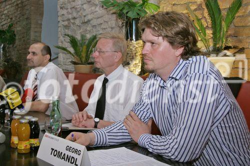 (C) fotodienst/Anna Rauchenberger - Wien 27.06.2006 - Der Österreichische Musikfonds ist eine Initiative zur Förderung professioneller Österreichischer Musikproduktionen. Nun feiert er sein einjähriges Bestehen. FOTO v.r.: Georg Tomandl (Obmann Musikfonds), Staatssekretär Franz Morak (Staatssekretariat für Kunst und Medien), Harry Fuchs (GF Musikfonds). 