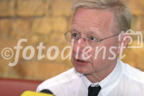 (C) fotodienst/Anna Rauchenberger - Wien 27.06.2006 - Der Österreichische Musikfonds ist eine Initiative zur Förderung professioneller Österreichischer Musikproduktionen. Nun feiert er sein einjähriges Bestehen. FOTO: Staatssekretär Franz Morak (Staatssekretariat für Kunst und Medien).