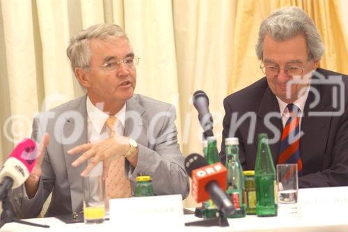 Pressegespräch über die Generalsanierung des Theaters und deren Finanzierung. Foto: DI Peter Pühringer (Palais Coburg GmbH), Dr. Wolfgang Feuchtmüller ( Bank Austria Creditanstalt)                               