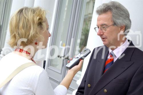 Pressegespräch über die Generalsanierung des Theaters und deren Finanzierung. Foto: Dr. Wolfgang Feuchtmüller ( Bank Austria Creditanstalt) beim Interview

                               