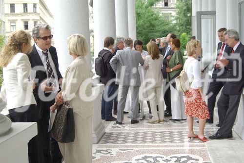 Pressegespräch über die Generalsanierung des Theaters und deren Finanzierung. Foto: die Teilnehmer beim Interview und im Gespräch mit Gästen