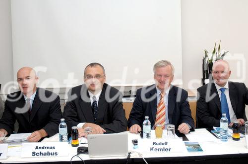 Im Oktober nimmt das erste MIC in Österreich seinen Betrieb auf.

Foto v.li.na.re: Harald Leitenmüller (Innovationssprecher, Mitglied der GL); Andreas Schabus (Academic Relations Manager); Rudolf Kemler (Generaldirektor HP Österreich); Martin Fischer (Vice President Strategic Alliances Polycom in EMEA)
©fotodienst/Nadine Bargad