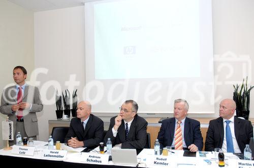 Im Oktober nimmt das erste MIC in Österreich seinen Betrieb auf.
Foto v.li.na.re: Thomas Lutz (Pressesprecher Microsoft); Harald Leitenmüller (Innovationssprecher, Mitglied der GL); Andreas Schabus (Academic Relations Manager); Rudolf Kemler (Generaldirektor HP Österreich); Martin Fischer (Vice President Strategic Alliances Polycom in EMEA)
©fotodienst/Nadine Bargad