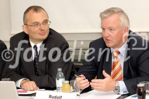 Im Oktober nimmt das erste MIC in Österreich seinen Betrieb auf.
Foto v.li.na.re: Andreas Schabus (Academic Relations Manager); Rudolf Kemler (Generaldirektor HP Österreich)
©fotodienst/Nadine Bargad