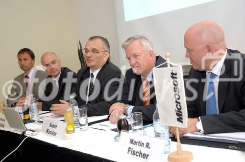 Im Oktober nimmt das erste MIC in Österreich seinen Betrieb auf.
Foto v.li.na.re: Thomas Lutz (Pressesprecher Microsoft); Harald Leitenmüller (Innovationssprecher, Mitglied der GL); Andreas Schabus (Academic Relations Manager); Rudolf Kemler (Generaldirektor HP Österreich); Martin Fischer (Vice President Strategic Alliances Polycom in EMEA)
©fotodienst/Nadine Bargad