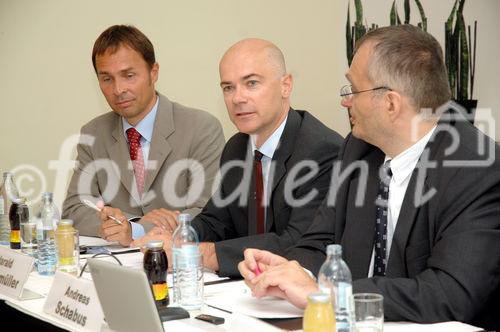 Im Oktober nimmt das erste MIC in Österreich seinen Betrieb auf.
Thomas Lutz (Pressesprecher Microsoft); Harald Leitenmüller (Innovationssprecher, Mitglied der GL); Andreas Schabus (Academic Relations Manager)
©fotodienst/Nadine Bargad