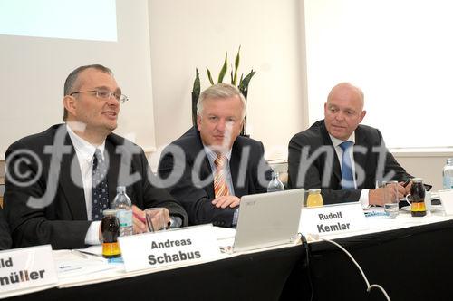 Im Oktober nimmt das erste MIC in Österreich seinen Betrieb auf.
Foto v.li.na.re: Andreas Schabus (Academic Relations Manager); Rudolf Kemler (Generaldirektor HP Österreich); Martin Fischer (Vice President Strategic Alliances Polycom in EMEA)
©fotodienst/Nadine Bargad