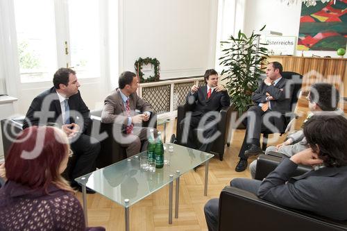 (C) fotodienst/Gudrun Krieger - Wien 21.05.2008 - Vorstellung des Projektes durch die Studenten: li im Uhrzeiger-  Marilies Oeltze (BOKU),Mag. Rudolf Greinix (Pleon Publico), Thomas Lutz (Microsoft), Christian Liensberger (TU Wien),BM Josef Pröll, Alexander Duggleby (WU Wien),Stefan Braito (BOKU)