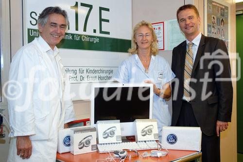 Das weltbekannte österreichische Unternehmen AKG Acoustics überreicht der Kinderchirurgie Station 17e des AKH einen Imac und Ipods mit Kopfhörern, um den Kindern die Zeit etwas zu erleichtern.
Foto v.li: Univ.Prof.Dr.Ernst Horcher (AKH Kinderchirurgie); Stefan Gubi(Geschäftsführer AKG)
©fotodienst/Nadine Bargad


