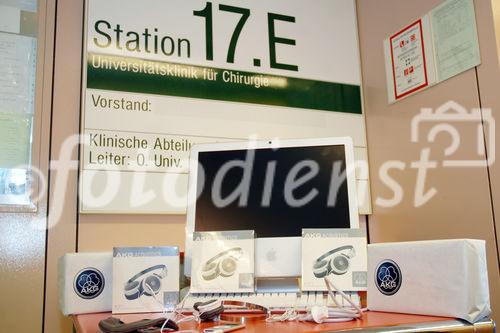 Das weltbekannte österreichische Unternehmen AKG Acoustics überreicht der Kinderchirurgie Station 17e des AKH einen Imac und Ipods mit Kopfhörern, um den Kindern die Zeit etwas zu erleichtern.
©fotodienst/Nadine Bargad


