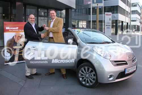 (C) Anna Rauchenberger - Wien 01.06.2007 - Microsoft übergibt DELL feierlich die Schlüssel zu den zwei brandneuen Nissan Micra C+C. FOTO v.l.:  Werner Höllrigl (Leiter des Bereichs OEM bei Microsoft und Mitglied der Geschäftsleitung) übergibt Thomas Hillebrand (Dell Managing Director Austria) die Autoschlüssel zum brandneuen Nissan.