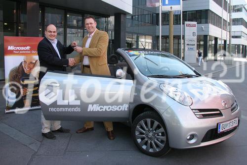 (C) Anna Rauchenberger - Wien 01.06.2007 - Microsoft übergibt DELL feierlich die Schlüssel zu den zwei brandneuen Nissan Micra C+C. FOTO v.l.:   Werner Höllrigl (Leiter des Bereichs OEM bei Microsoft und Mitglied der Geschäftsleitung) übergibt Thomas Hillebrand (Dell Managing Director Austria) den Autoschlüssel für den neuen Nissan.