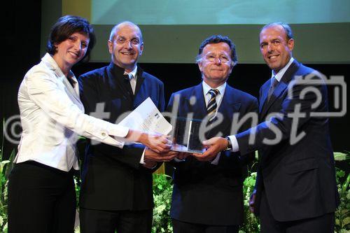 (C) Anna Rauchenberger - Wien 30.05.2007 - Bereits zum vierten Mal wurde der Preis für Unternehmen mit Verantwortung, der Trigos, vergeben. FOTO: Maria-Theresia Unterlercher(SOS Kinderdorf), Peter Buchmayr, MBA (Salzburg AG, Sonderpreisträger), Dr. Arno Gasteiger (Salzburg AG, Sonderpreisträger), Herbert Schweiger (GF Microsoft Österreich).