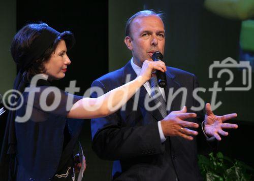 (C) Anna Rauchenberger - Wien 30.05.2007 - Bereits zum vierten Mal wurde der Preis für Unternehmen mit Verantwortung, der Trigos, vergeben. FOTO: Moderatorin Bettina Kerschbaumer, Herbert Schweiger (GF Microsoft Österreich).