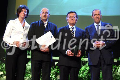 (C) Anna Rauchenberger - Wien 30.05.2007 - Bereits zum vierten Mal wurde der Preis für Unternehmen mit Verantwortung, der Trigos, vergeben. FOTO: Maria-Theresia Unterlercher (SOS Kinderdorf), Peter Buchmayr, MBA (Salzburg AG, Sonderpreisträger), Dr. Arno Gasteiger (Salzburg AG, Sonderpreisträger), Herbert Schweiger (GF Microsoft Österreich).