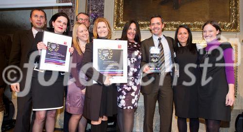 (c) fotodienst / Anna Rauchenberger - Wien, am 24.03.2011 - Jedes Jahr führt das 'Great Place to Work Institute Österreich' den Wettbewerb 'Österreichs Beste Arbeitgeber' durch und veröffentlicht die Ergebnisse. Heute vergab das 'Great Place to Work Institute' im Rahmen einer feierlichen Gala im Haus der Industrie die Auszeichnungen für die besten Arbeitgeber. FOTO: Microsoft Österreich wird mit dem 1. Platz als bester Arbeitgeber in der Kategorie Großunternehmen ausgezeichnet. Microsoft-Team mit dem Preis für den 1. Platz als bester Arbeitgeber und dem Sonderpreis für das Unternehmen mit bester Vereinbarkeit von Familie und Beruf