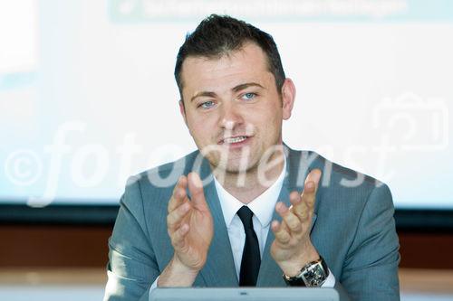 Microsoft Österreich startet mit einer wahren Cloud-Offensive in den Frühling. Heute präsentierte das Unternehmen Windows Intune, eine Kombination aus Microsoft Cloud-Diensten für die PC-Verwaltung. Der Service ist als Abonnement erhältlich und steht ab 23.März 2011 zur Verfügung. Ergänzend zur PC-Administration und den Sicherheitsfunktionen beinhaltet Windows Intune Upgrade-Lizenzen für das Windows-Betriebssystem sowie die Version Windows 7 Enterprise. Damit können Anwender ihre PC-Umgebung auf einer einzigen Windows-Plattform standardisieren. FOTO: Stefan Sennebogen, Leiter des Geschäftsbereichs Windows & Online Services, Microsoft Österreich