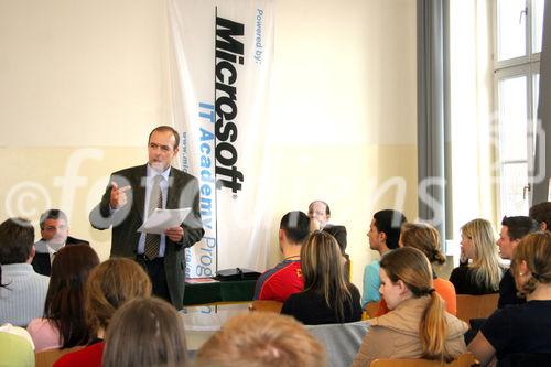 (C) fotodienst/Anna Rauchenberger - Wien 09.03.2007  - Herbert Schweiger, GF Microsoft Österreich, erklärt Schülern der VBS Mödling, worauf es in der Wirtschaft ankommt und was zählt.