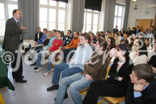 (C) fotodienst/Anna Rauchenberger - Wien 09.03.2007  - Herbert Schweiger, GF Microsoft Österreich, erklärt Schülern der VBS Mödling, worauf es in der Wirtschaft ankommt und was zählt.