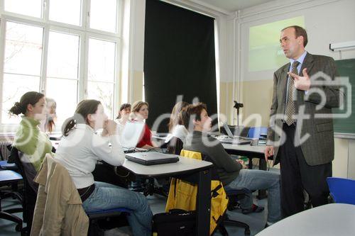 (C) fotodienst/Anna Rauchenberger - Wien 09.03.2007  - Herbert Schweiger, GF Microsoft Österreich, erklärt Schülern der VBS Mödling, worauf es in der Wirtschaft ankommt und was zählt.