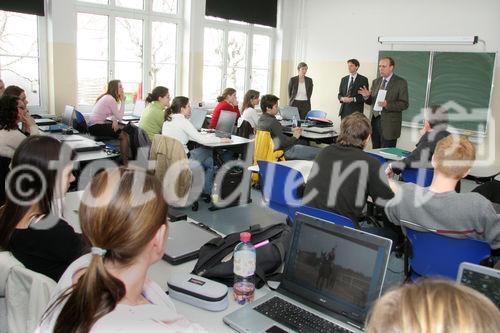 (C) fotodienst/Anna Rauchenberger - Wien 09.03.2007  - Herbert Schweiger, GF Microsoft Österreich, erklärt Schülern der VBS Mödling, worauf es in der Wirtschaft ankommt und was zählt.