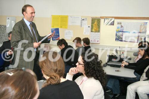 (C) fotodienst/Anna Rauchenberger - Wien 09.03.2007  - Herbert Schweiger, GF Microsoft Österreich, erklärt Schülern der VBS Mödling, worauf es in der Wirtschaft ankommt und was zählt.