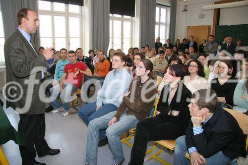 (C) fotodienst/Anna Rauchenberger - Wien 09.03.2007  - Herbert Schweiger, GF Microsoft Österreich, erklärt Schülern der VBS Mödling, worauf es in der Wirtschaft ankommt und was zählt.